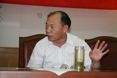 党组副书记,副局长严长俊局领导在听取汇报调研人员在多媒体进行调研