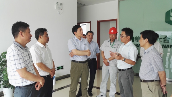 局局长徐震中,六合区副区长施勇君,中储粮南京直属库主任吴宏陪同调研