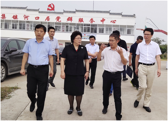 在泗洪县委常委张继银陪同下,省粮食和物资储备局副局长季俊秋一行